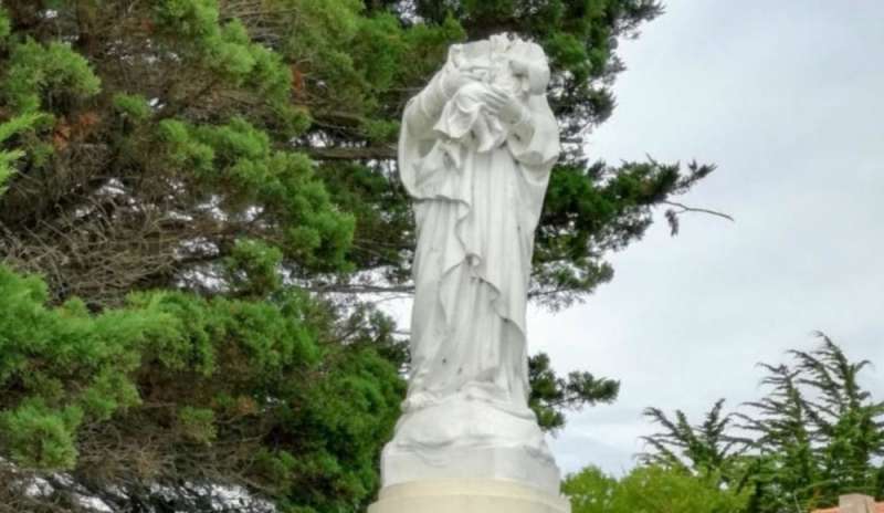 Decapitata una statua della Madonna con Bambino