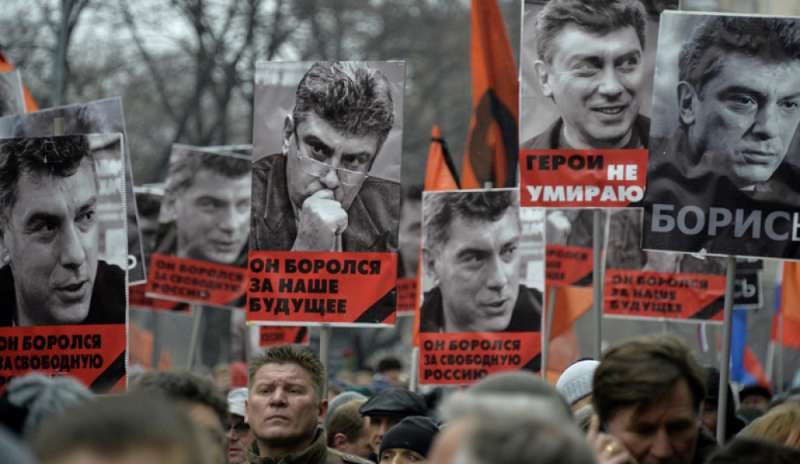Decine di migliaia di persone in piazza a Mosca dopo l’omicidio di Nemtsov