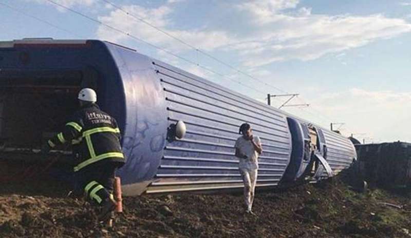 Deraglia un treno, almeno 10 morti