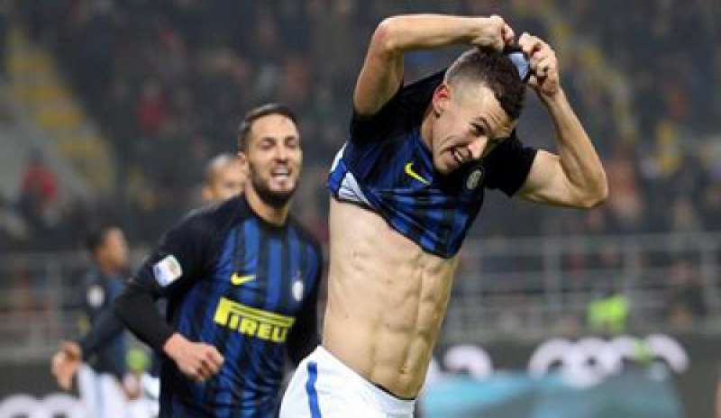 Derby di Milano: Suso illude, Perisic salva l’Inter. A San Siro finisce 2-2