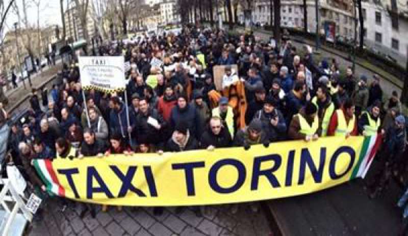 Dl Milleproroghe: a Roma, Milano e Torino tassisti in piazza contro Uber