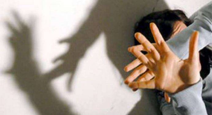 Dodicenne stuprata e ricattata per mesi, sgominata baby gang a Bari