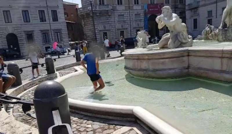 Dodicenne fa il bagno in fontana: multati i genitori