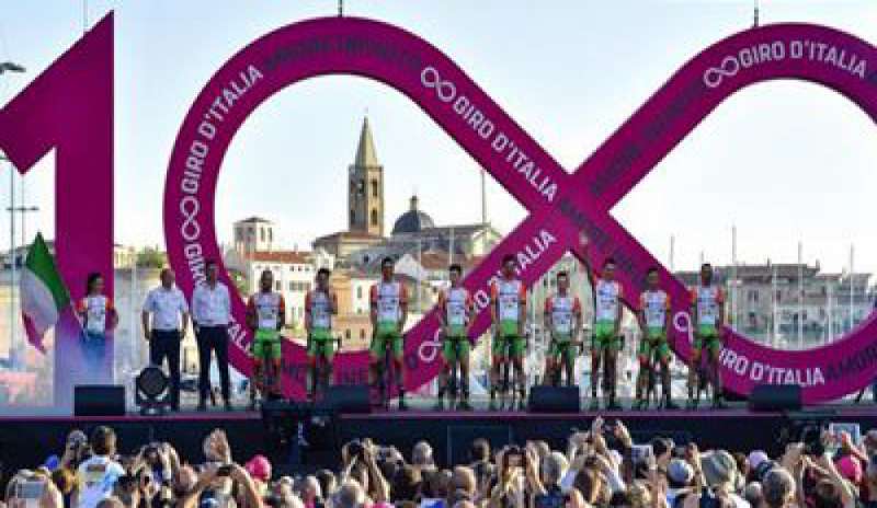Doping al Giro d’Italia, sospesi due italiani alla vigilia della centesima edizione