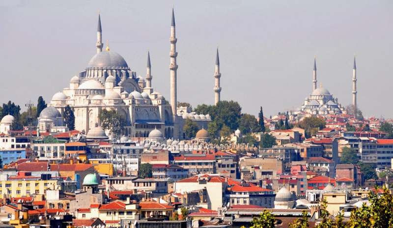 Due scosse di terremoto a Istanbul: crolla la punta di un minareto