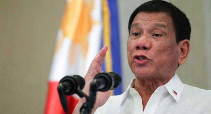 Duterte: “Sparate ai genitali delle guerrigliere”