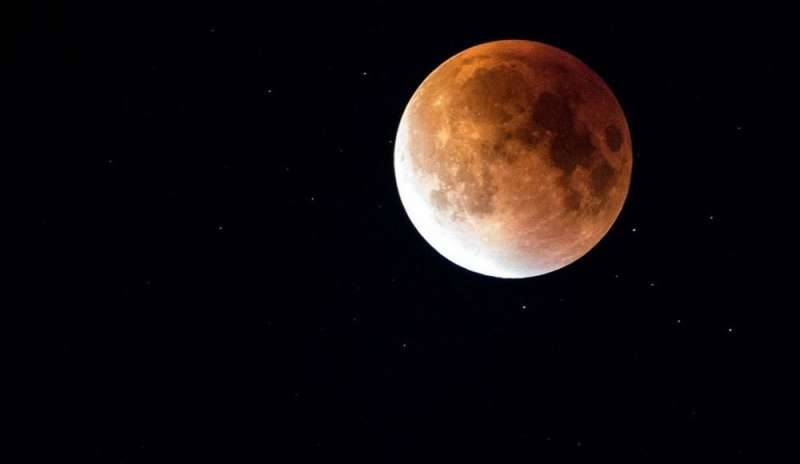 E' la notte dell'eclissi, la Luna diventa rossa