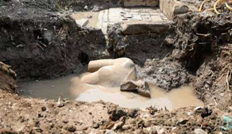 Egitto, dal fango di al-Matariya emerge una statua di otto metri: “E’ Ramses II”