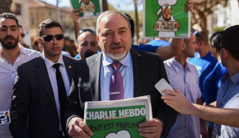Elezioni Israele: estrema destra fa propaganda con le copie di Charlie Hebdo