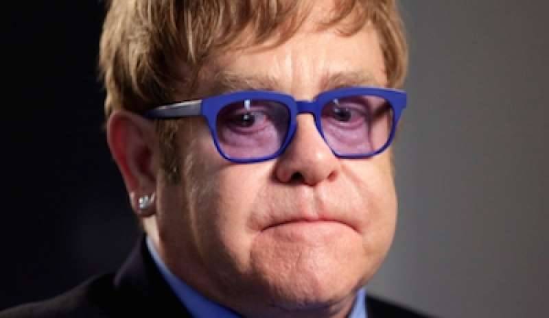 Elton John cancella i concerti a Las Vegas: “Ha rischiato di morire”