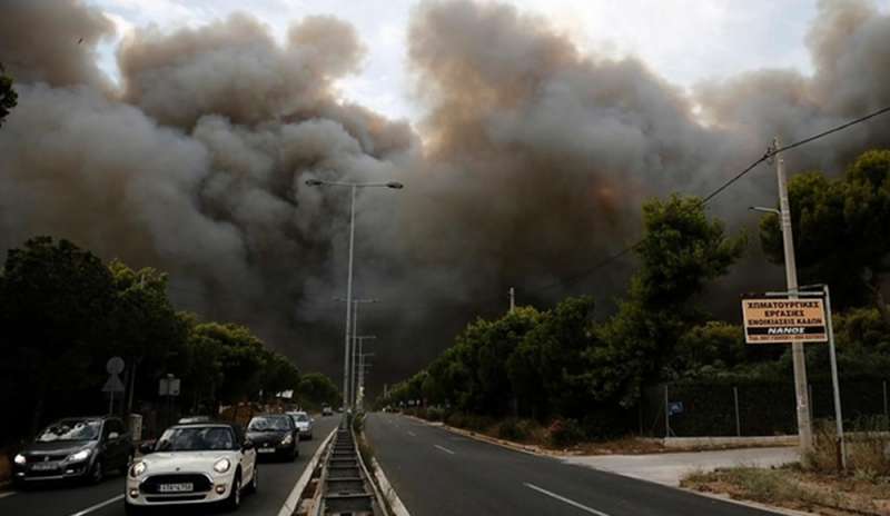 Enorme incendio minaccia Atene