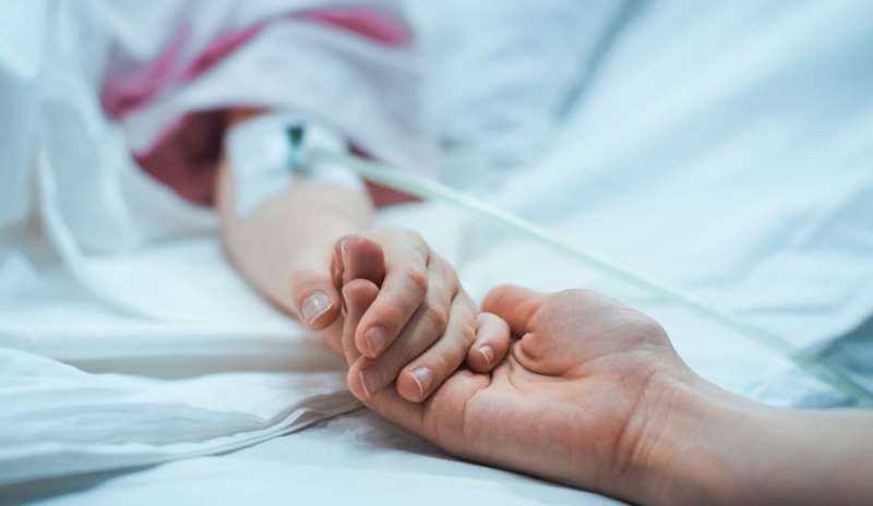 Entra in coma per salvare il figlio: si sveglia dopo 28 anni