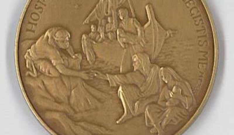 “Ero forestiero”: la medaglia del quinto anno di pontificato dedicata all’accoglienza