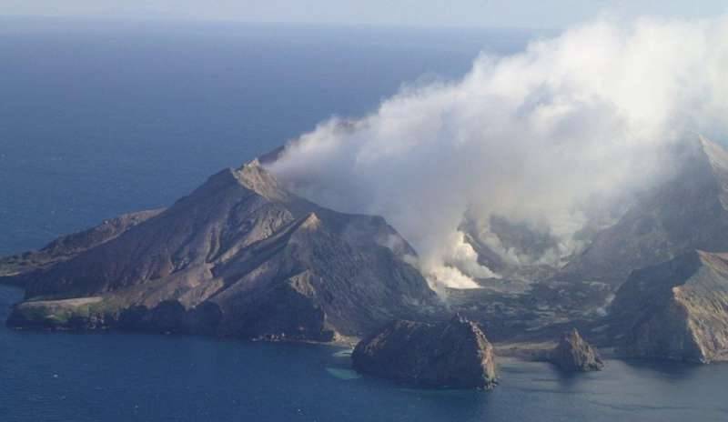 Erutta il vulcano Maha Whakaari: morti e dispersi
