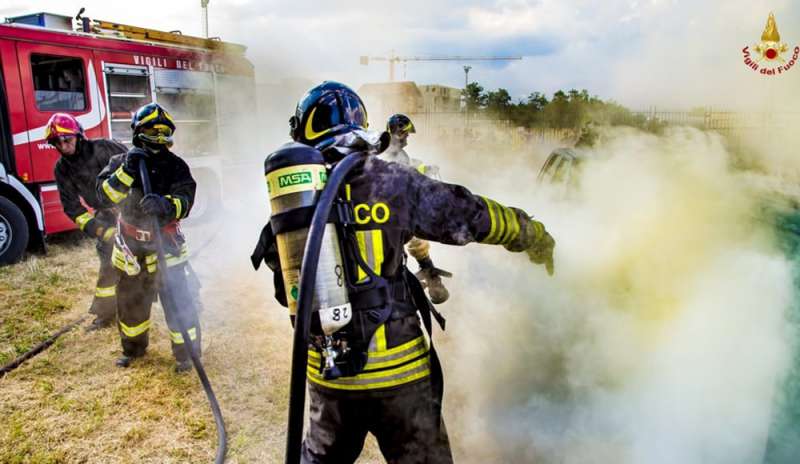 Esplode portellone in fiamme: muore un pompiere