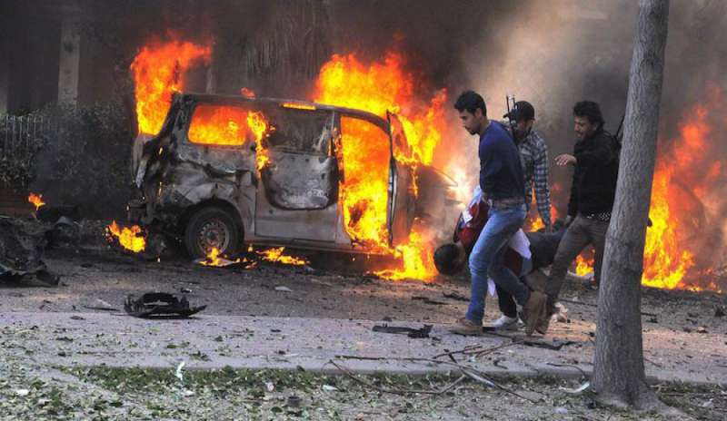 Esplodono 3 autobomba nel centro di Damasco: 8 morti