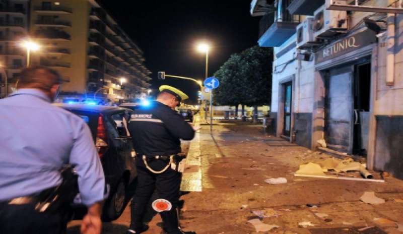 Esplosione a Bari, distrutto un centro scommesse