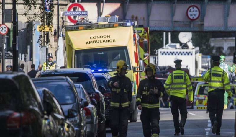 Londra, attentato sul metrò: scatta la caccia all’uomo, individuato un responsabile