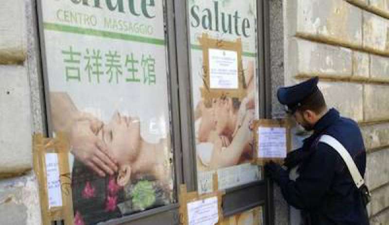 Blitz nei centri massaggi cinesi: 5 locali chiusi per sfruttamento della prostituzione