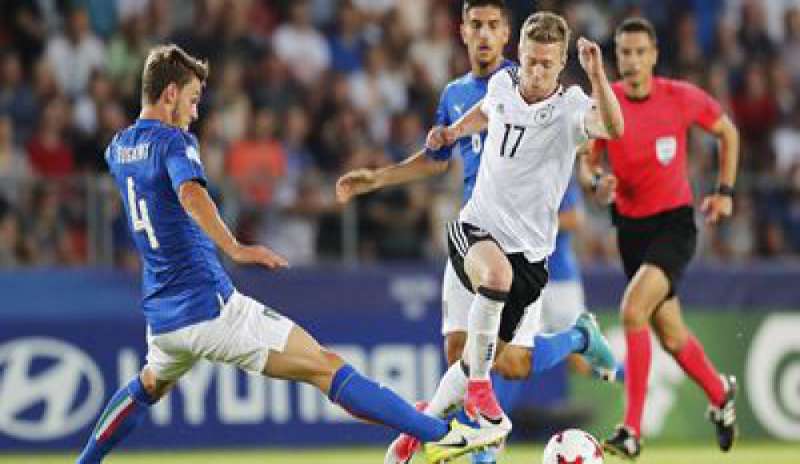 Europei U21, Bernardeschi trascina gli Azzurrini in semifinale