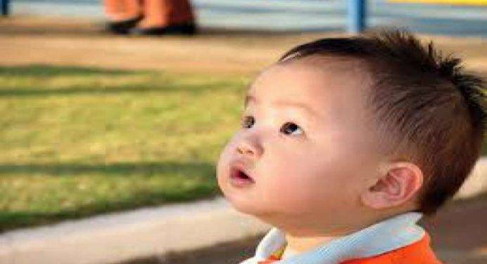 Famiglie cinesi contro il controllo delle nascite: “vogliamo il secondo figlio”