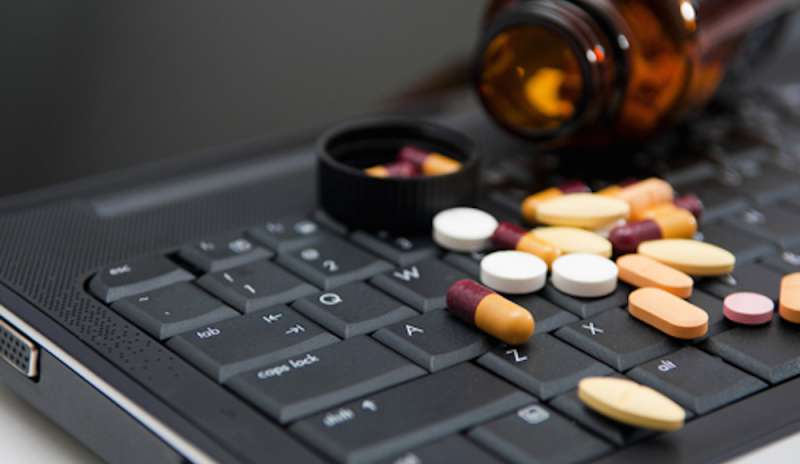 Farmaci illegali on-line, Melazzini: “Grave danno per la salute”