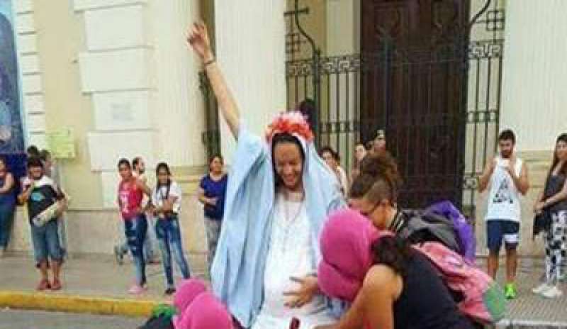 Femministe “simulano” l’aborto di Maria, choc in Argentina