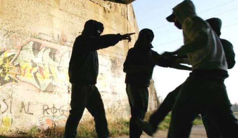 Baby gang: 10 minori indagati per rapine e pestaggi a Monza