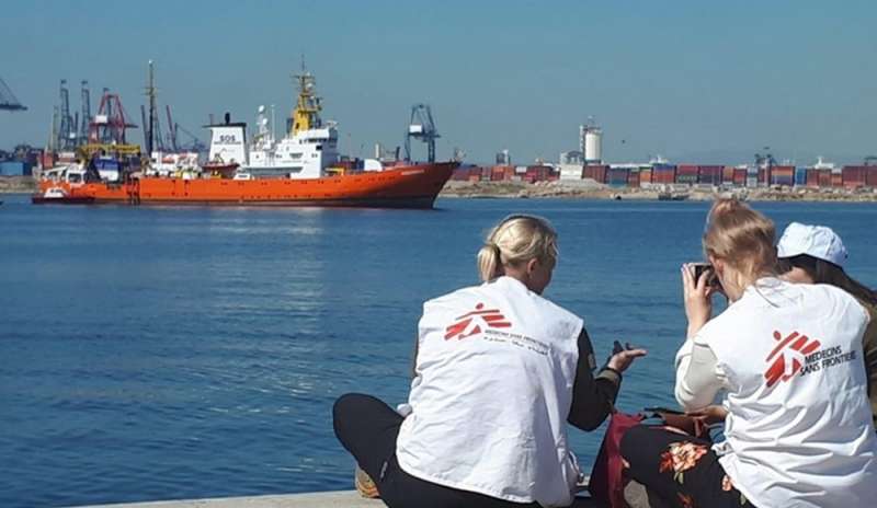 Finita l'odissea, i migranti sbarcano a Valencia