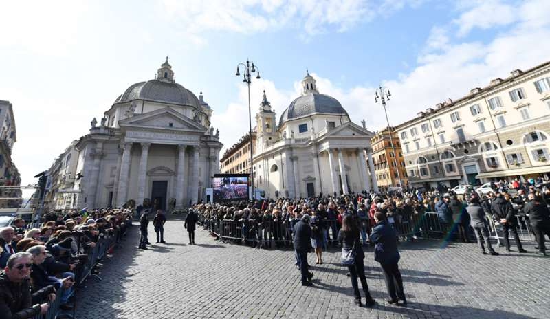 Folla commossa ai funerali di Fabrizio Frizzi