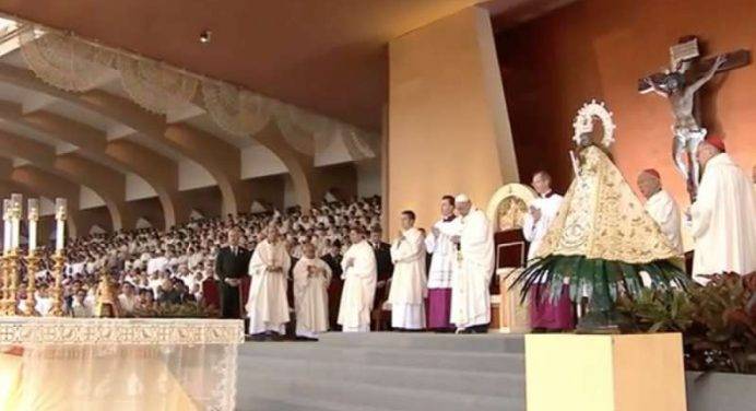 Folla oceanica a Manila per la Messa conclusiva del viaggio papale