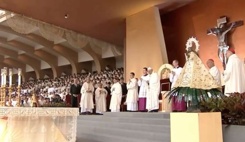 Folla oceanica a Manila per la Messa conclusiva del viaggio papale