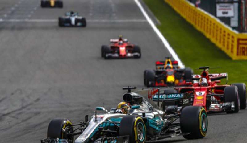Formula Uno, Hamilton fa festa a Spa davanti a Vettel. Terzo Ricciardo
