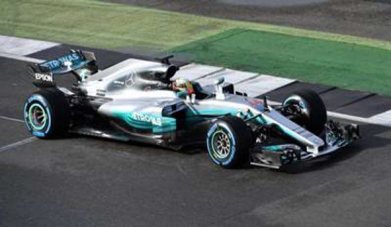 Formula Uno, via il telo dalla nuova Mercedes W08 a Silverstone. Hamilton: “Una bestia”