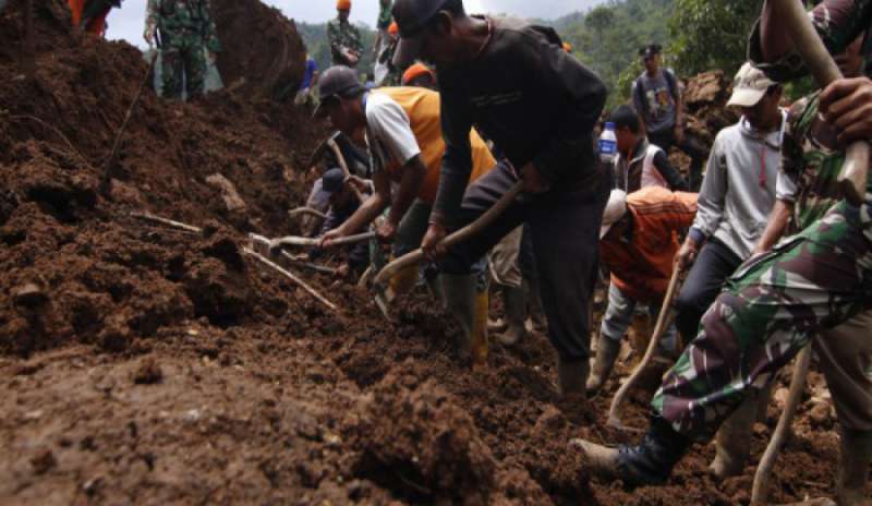 Frana in Sri Lanka: 300 persone intrappolate nel fango e oltre 16 morti
