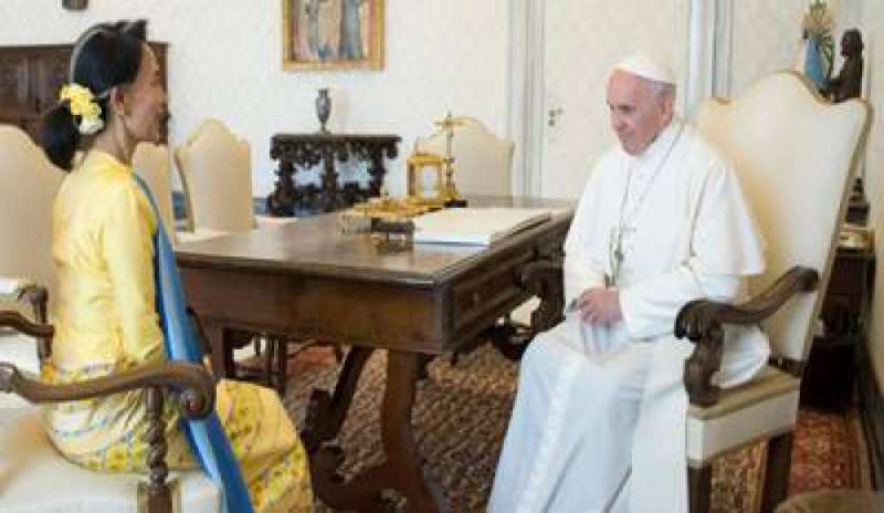 Francesco incontra Aung San Suu Kyi: via alle relazioni diplomatiche tra Santa Sede e Birmania