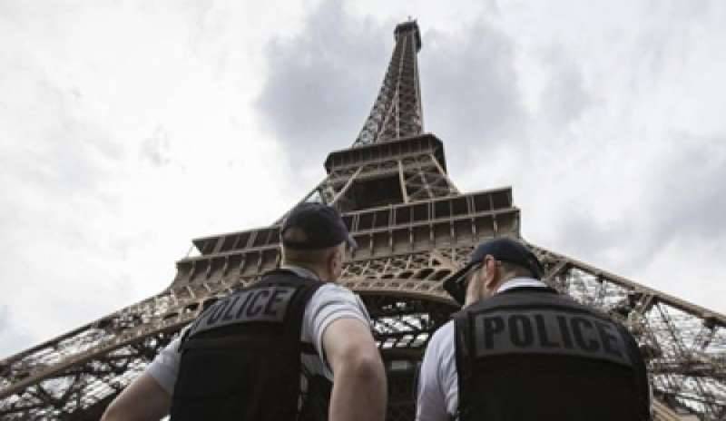 Francia: aggredisce donne con un martello e urla “Allah Akbar”
