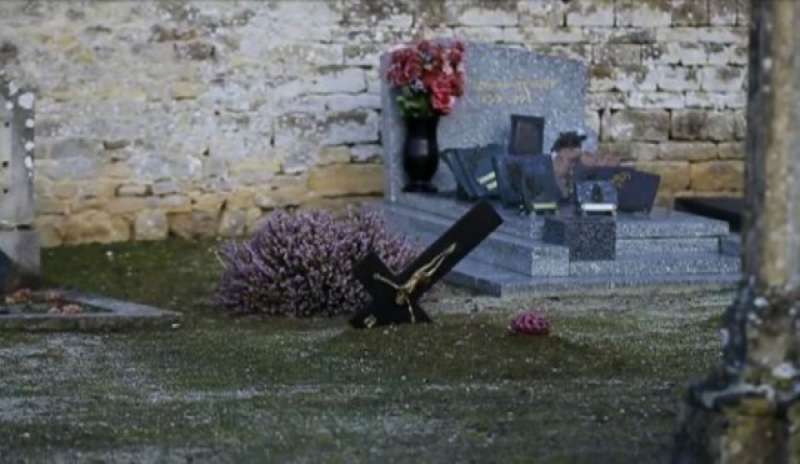 Francia: profanate le tombe di un cimitero cristiano