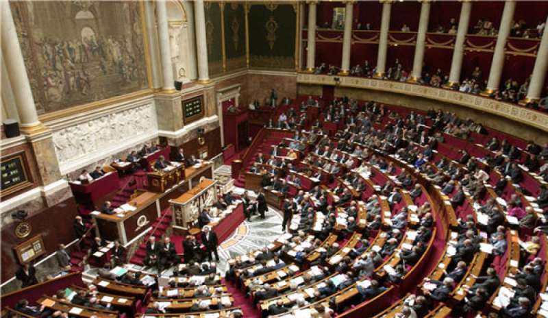 Francia, al via la riforma della Costituzione per destituire il Presidente