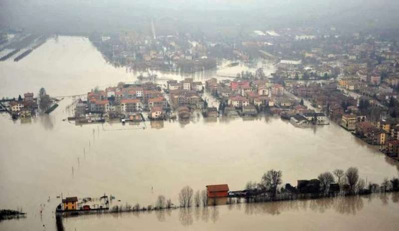 Frane e alluvioni: radiografia di un'Italia in bilico</p> <p>