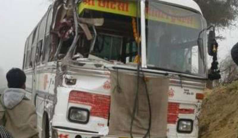 Frontale tra bus e camion in Uttar Pradesh: morti 25 bimbi, ferite 36 persone