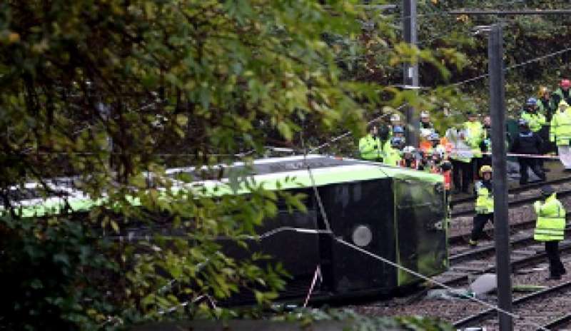 Gb, deraglia tram a Croydon: 5 morti e almeno 50 feriti