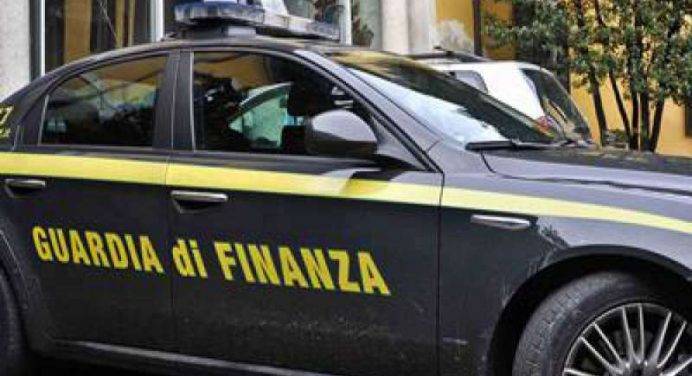 Genova: 16enne si suicida davanti alla madre durante una perquisizione