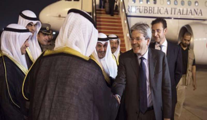 Gentiloni visita il contingente italiano in Kuwait: “Sconfitta Daesh possibile nei prossimi mesi”