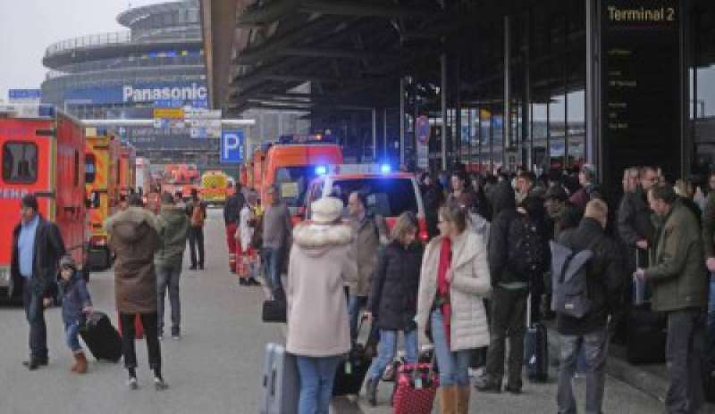 Germania, allarme all’aeroporto di Amburgo: 50 intossicati da una sostanza ignota