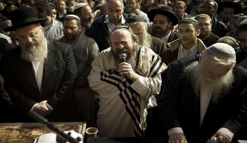 Gerusalemme, dopo l’attentato i rabbini tornano nella sinagoga