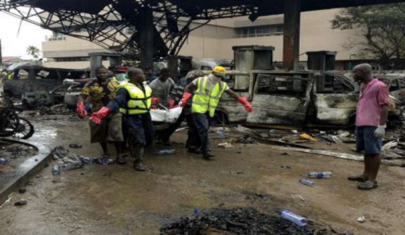 GHANA: ESPLODE UN DISTRIBUTORE DI BENZINA, ALMENO 150 MORTI