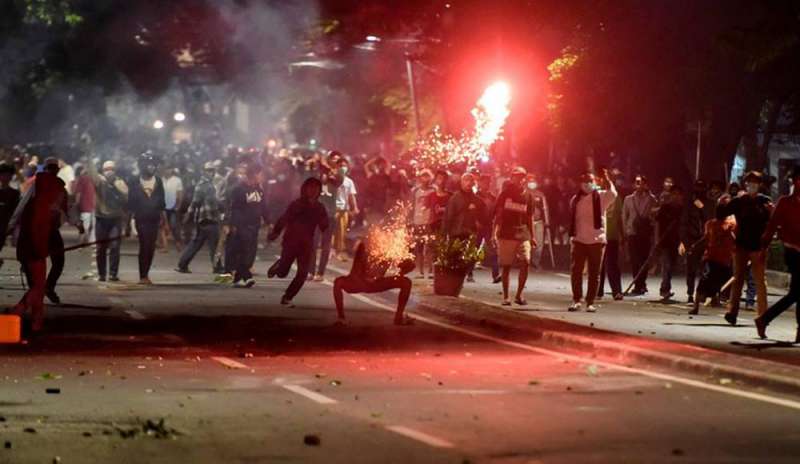 Giakarta: proteste per vittoria Widodo, scontri tra polizia e manifestanti