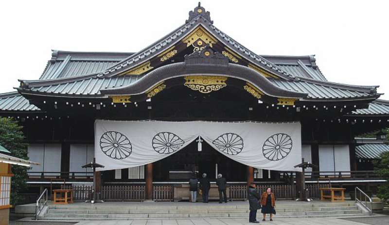 Giappone: due ministri visitano il controverso tempio di Yasukuni