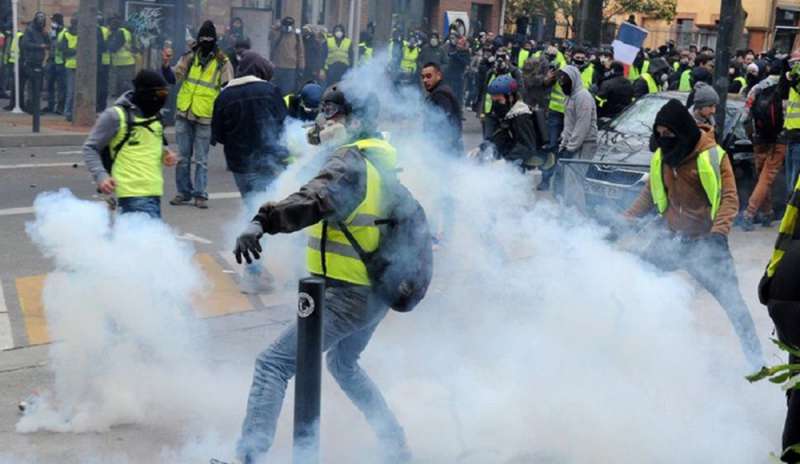 Gilet gialli in piazza, scontri a Parigi